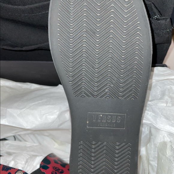 Size 37 in women’s red and black. - Picture 6 of 7